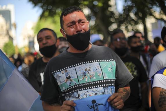 Un hombre llora por la muerte de Maradona.