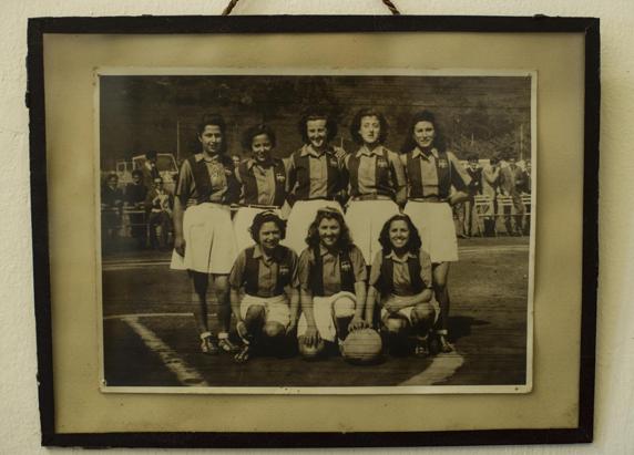 Foto del equipo femenino del F.C. Barcelona en el que militó Encarna.
