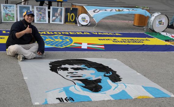 Un aficionado, ante una imagen de Maradona.