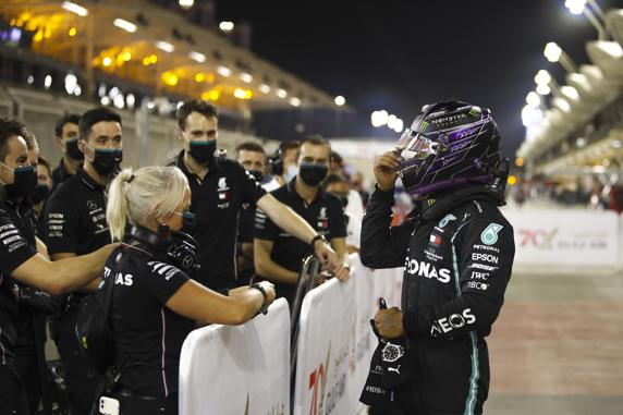 Hamilton se bajó de su coche tranquilamente, sin grandes celebraciones, con la pole bajo el brazo