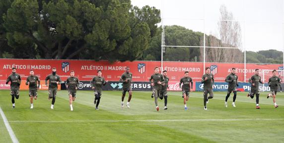 Los jugadores del Atlético de Madrid en el entrenamiento posterior al partido contra el Valencia.