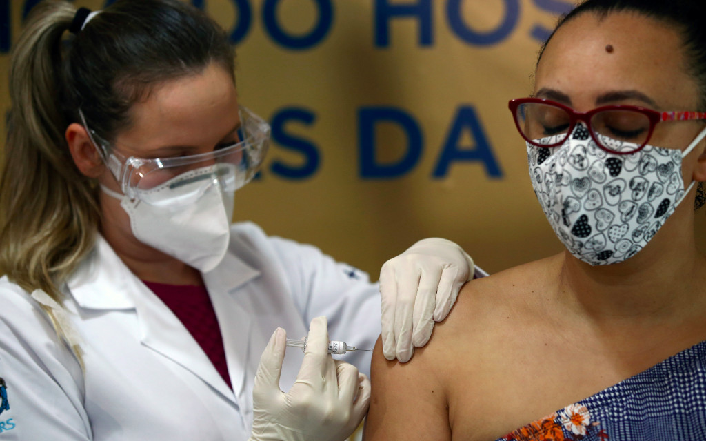 Agencia sanitaria brasileña autoriza reanudación de ensayos de la vacuna de Sinovac