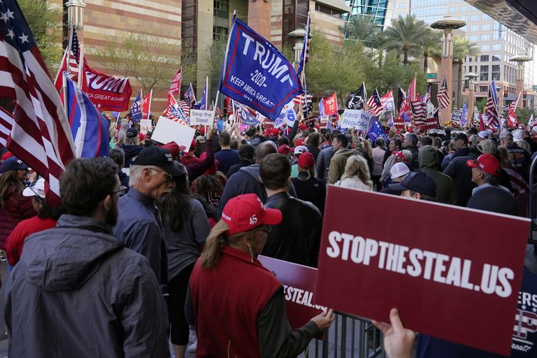Seguidores de Trump protestan en Phoenix (Arizona).