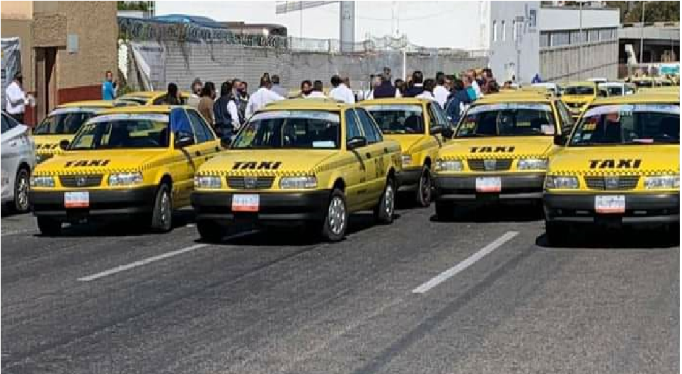 Bloquean taxistas Terminal de Autobuses de Querétaro, afectados cientos de usuarios