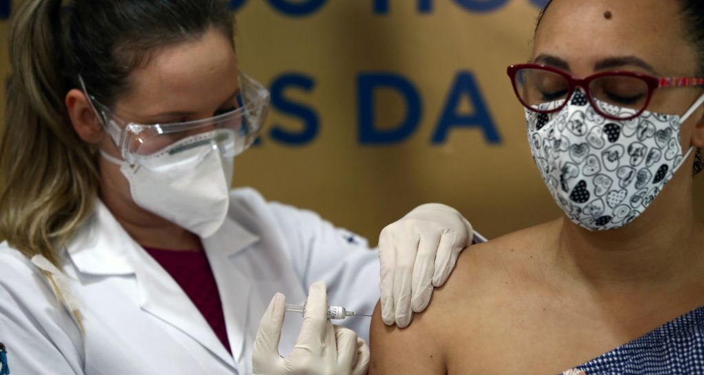 Brasil suspende pruebas de vacuna para Covid-19 de Sinovac, por “efecto adverso”