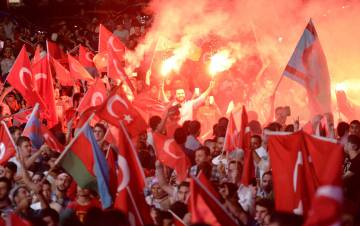 Los turcos han salido a las calles varios días a manifestar su apoyo al gobierno.