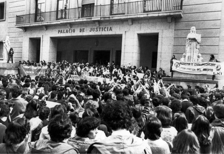Cientos de mujeres se concentraron en octubre de 1979 delante del Palacio de Justicia de Bilbao, en protesta por el juicio contra las 11 de Basauri.