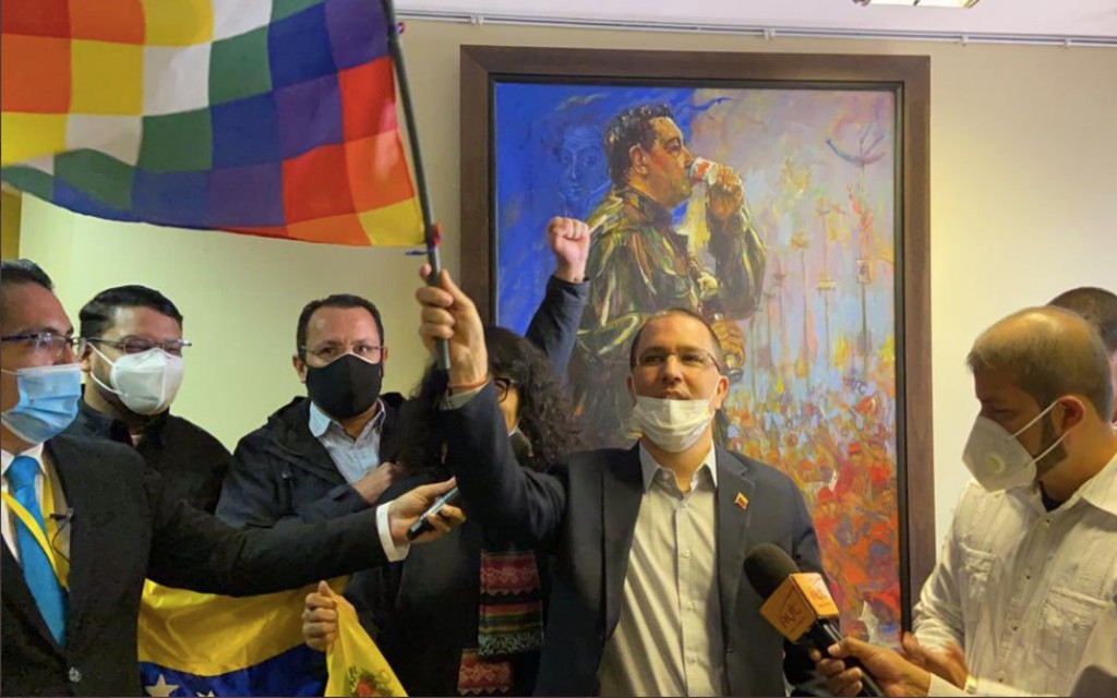 Canciller venezolano tira foto de Guaidó tras recuperar embajada en Bolivia