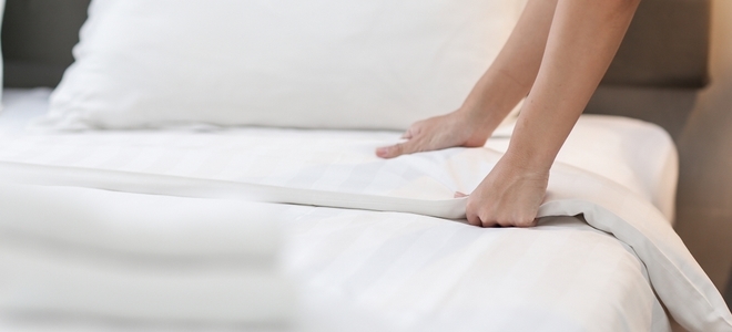 Cómo cambiar las sábanas en una cama ocupada
