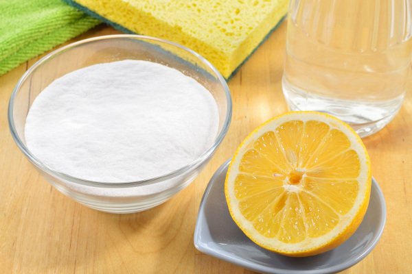 Medio limón y otros materiales de limpieza.