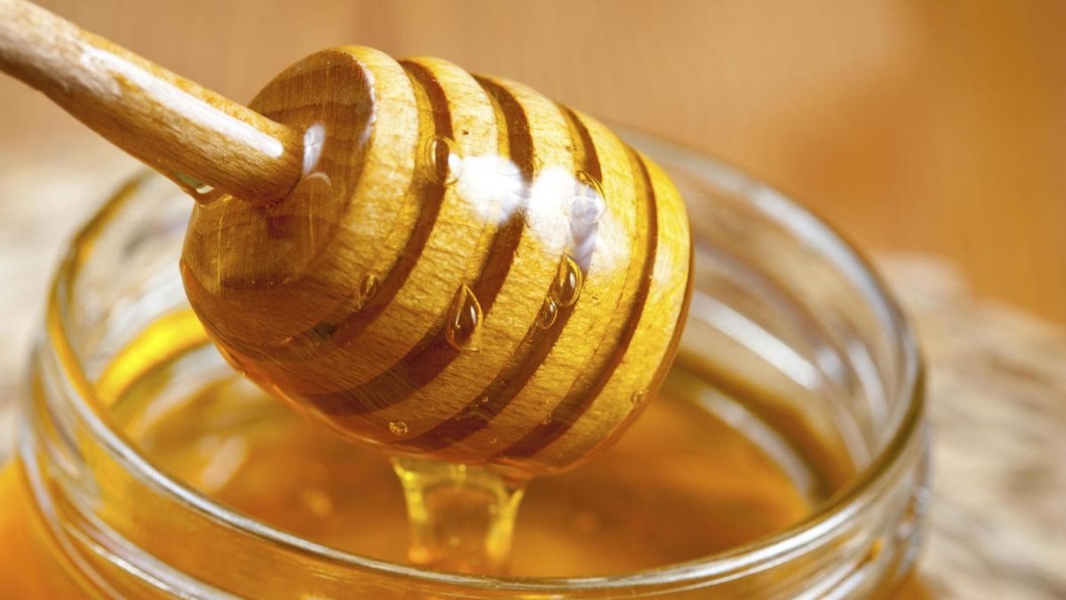 Cómo preparar un bálsamo de miel para los labios en casa