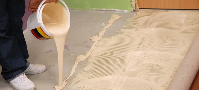 Cómo quitar el pegamento para alfombras del concreto