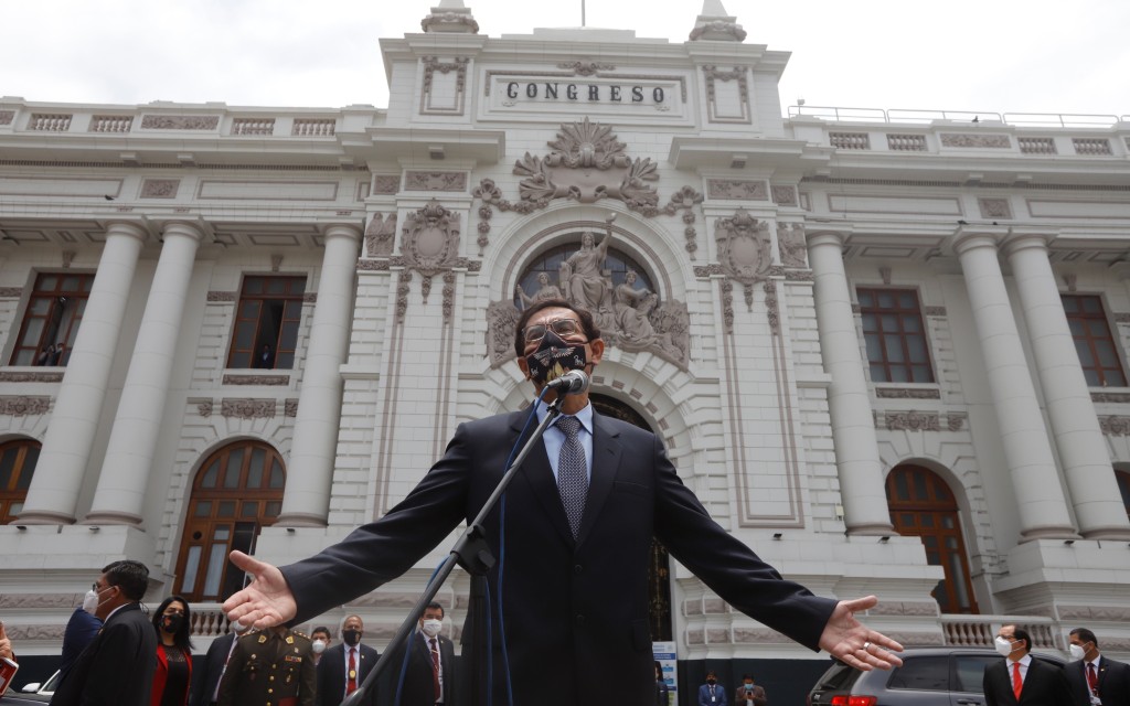 Congreso peruano destituye al presidente Vizcarra en medio de acusaciones por corrupción | Video