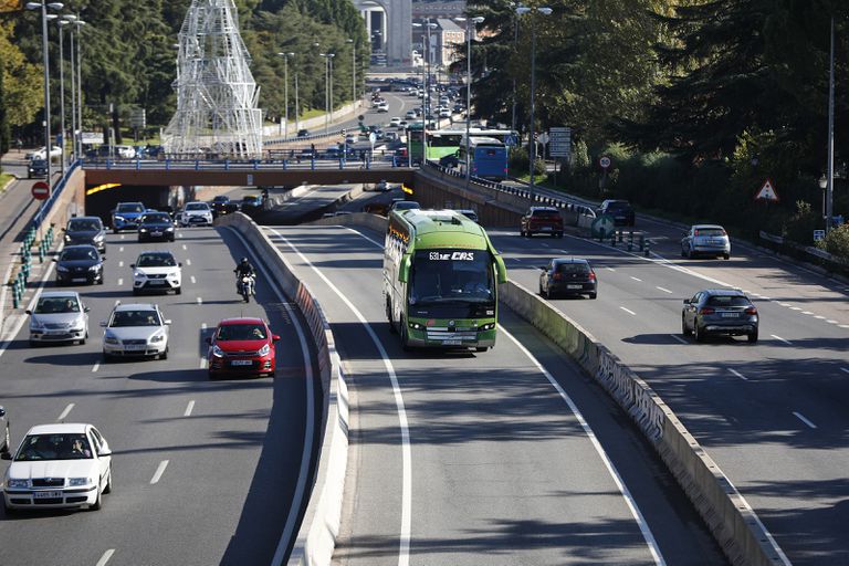 Tráfico en la A-6, a la altura del puente ubicado en Ciudad Universitaria, en Madrid.