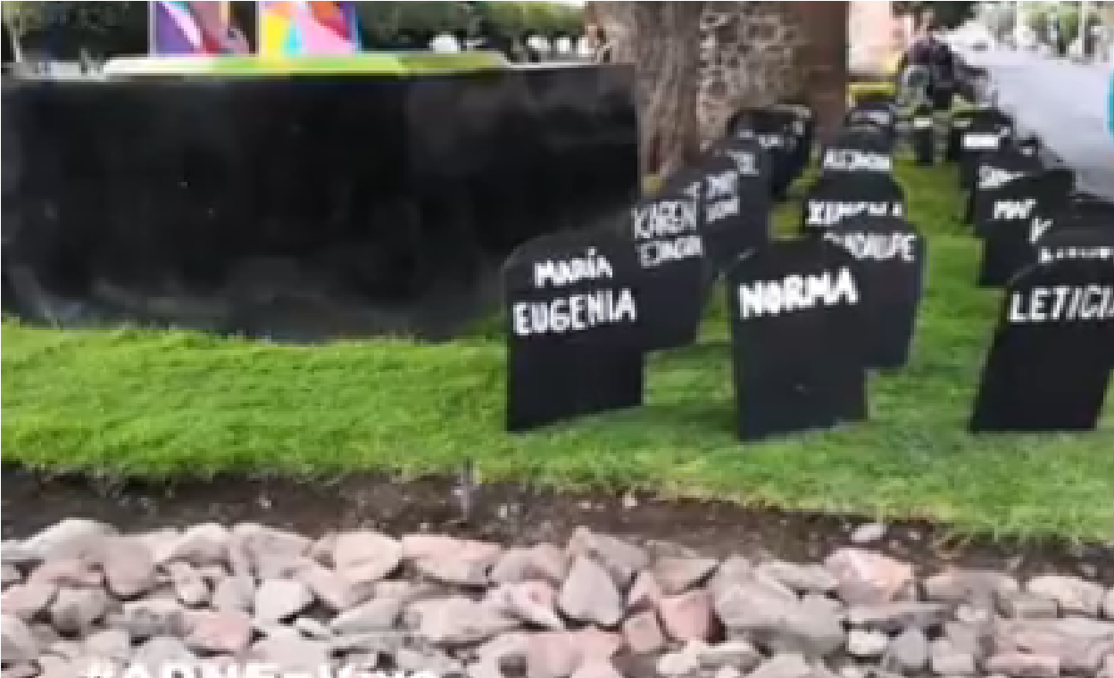 Convierten Arcos de Querétaro en cementerio, colocan “lápidas” en memoria de mujeres asesinadas