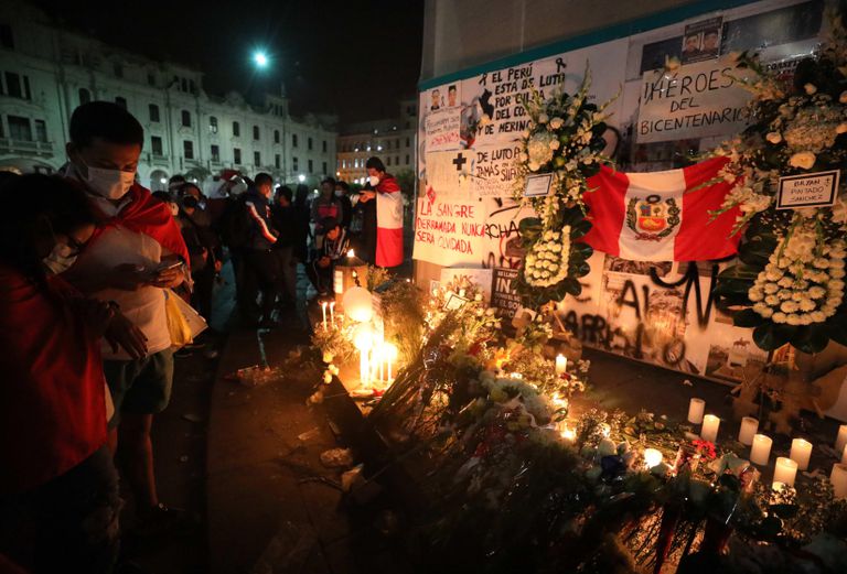 Ciudadanos rinden homenaje en Lima, Perú, a los estudiantes universitarios fallecidos durante las protestas el pasado 14 de noviembre por disparos de la policía.