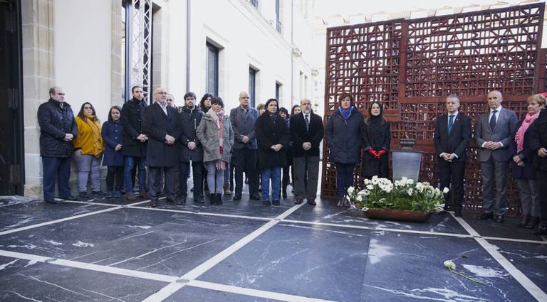 El Parlamento vasco conmemora el 'Día de la Memoria' con la participación de todos los partidos salvo el PP, en noviembre de 2019.