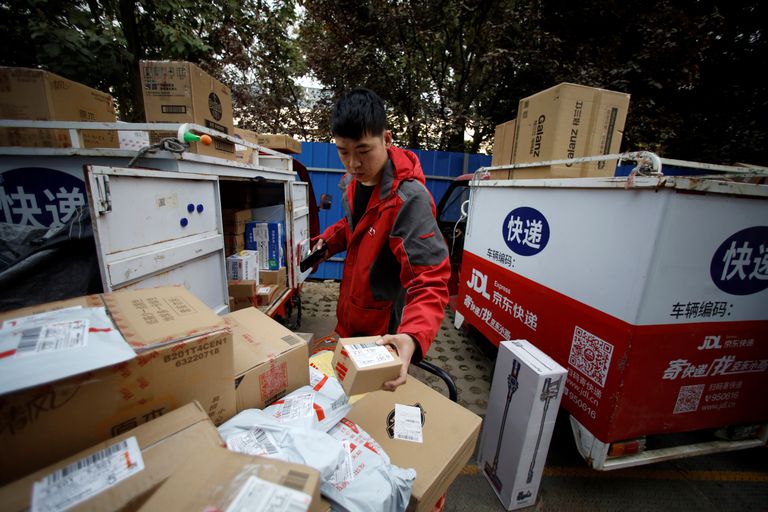 Reparto de paquetes en el centro de logística de JD, en Pekín, durante el Día de los Solteros.
