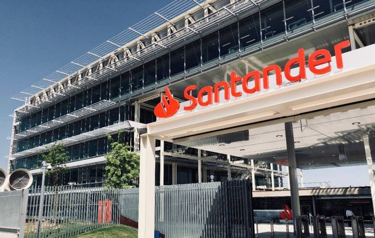 Imagen de archivo de una sede del banco Santander.