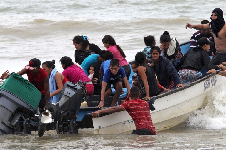 Migrantes venezolanos llegan en bote a Los Iros Beach, en Trinidad y Tobago, el 24 de noviembre.