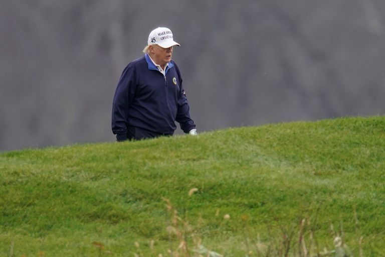 Donald Trump juega al golf este domingo en su campo privado de Virginia.