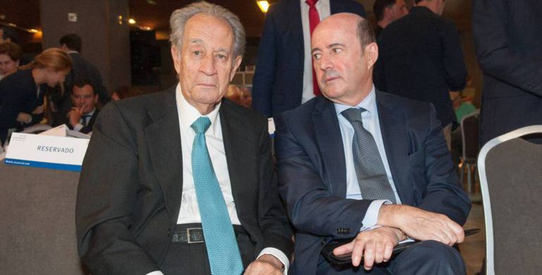 A la izquierda, Juan Miguel Villar Mir, expresidente de OHL, en una imagen de archivo.