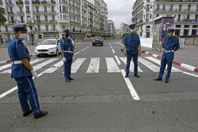 Policía argelina desplegada en Argel, este domingo.