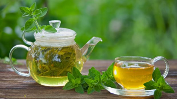 El té de orégano es una de las bebidas de moda para aliviar dolores menstruales 