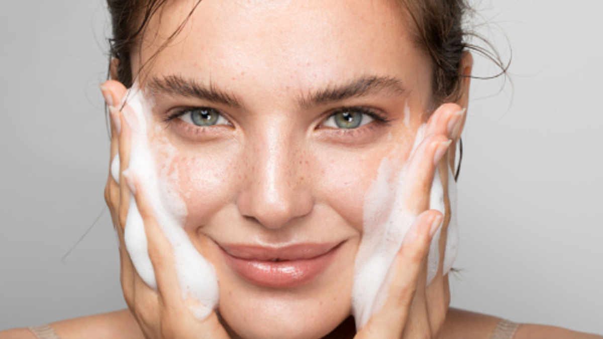 Esto es lo que los dermatólogos recomiendan no hacer a tu piel a diario