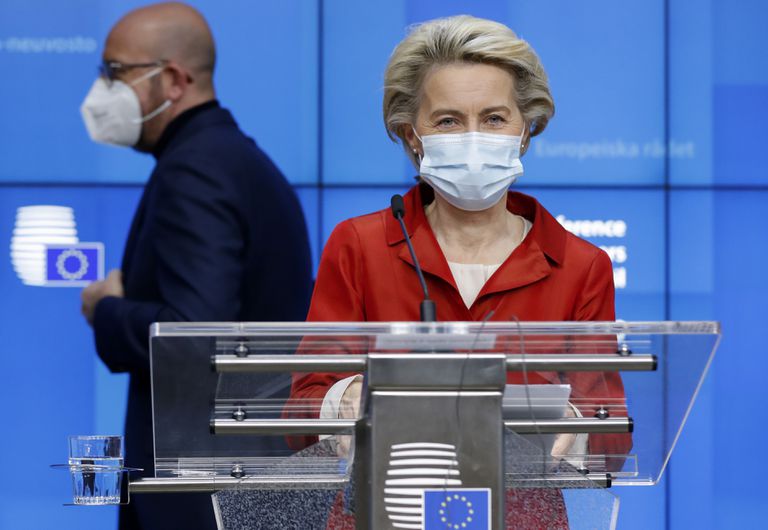 La presidenta de la Comisión Europea, Ursula von der Leyen, y el presidente del Consejo Europeo, Charles Michel, en la sede del Consejo Europeo en Bruselas, el pasado 29 de octubre.