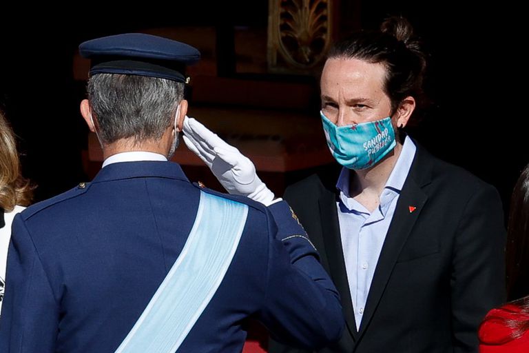 El rey Felipe VI saluda al vicepresidente segundo del Gobierno, Pablo Iglesias, el pasado día 12.