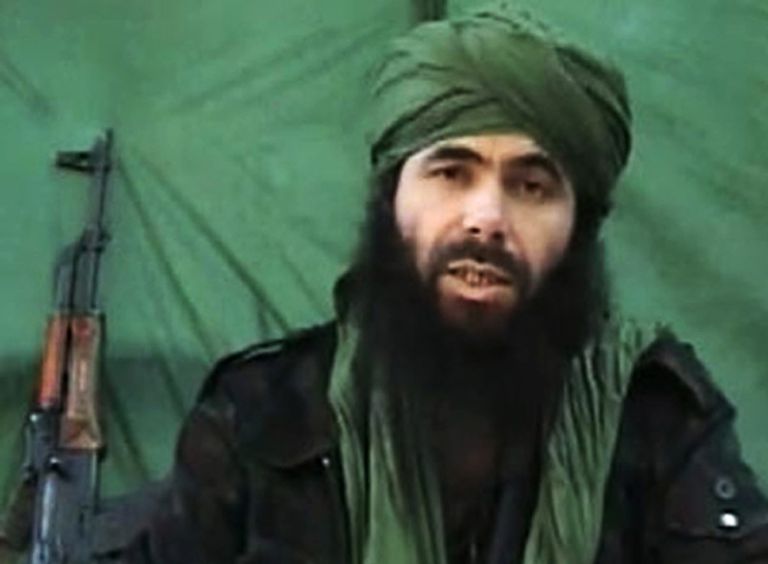 Abdelmalek Droukdel, líder de AQMI, graba un vídeo en una ubicación desconocida en una imagen tomada en 2010.