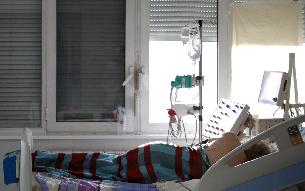 Hospitalizaciones por Covid-19 en EU alcanzan récord de 90 mil