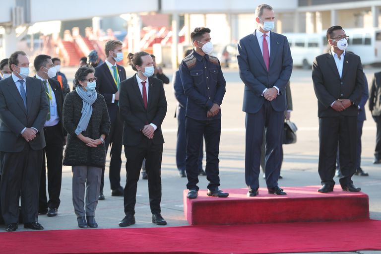 Felipe VI, Pablo Iglesias y Arancha González, a su llegada a Bolivia para participar en la toma de posesión del nuevo presidente del país, Luis Arce.
