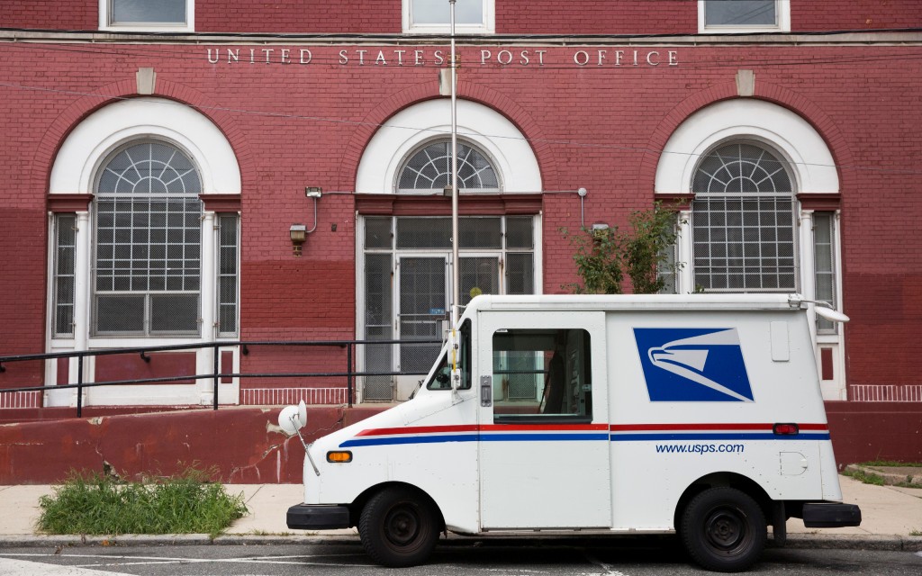 Juez de EU pide cesar al director del Servicio Postal o lo “llamará a testificar”