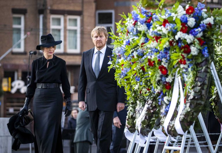 El rey y la reina de los Países Bajos, Guillermo y Máxima, tras dejar flores como homenaje a los caídos durante la II Guerra Mundial, este lunes en Ámsterdam.