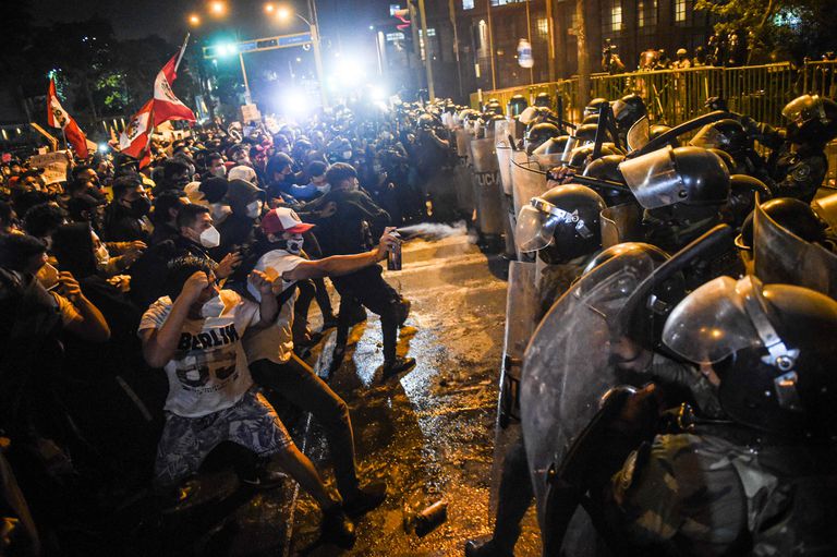 Manifestantes se enfrentan con la policía en el centro de Lima, Perú