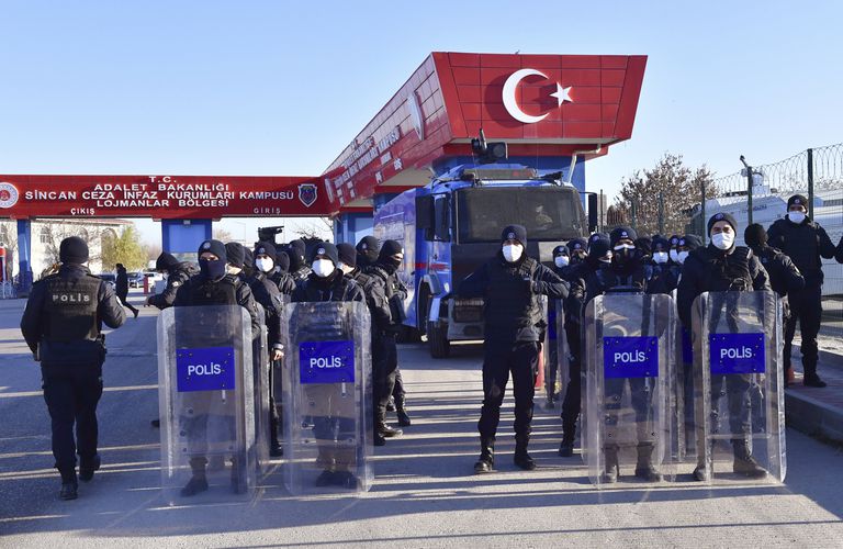 Policía turca ante la entrada de los juzgados en Sincan (cerca de Ankara), el pasado jueves.