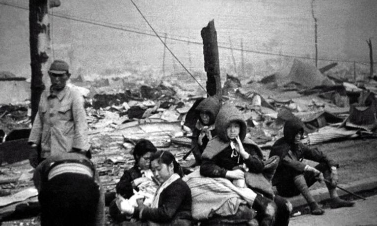 Ciudadanos japoneses en Tokyo, durante los bombardeos de Estados Unidos en 1945.