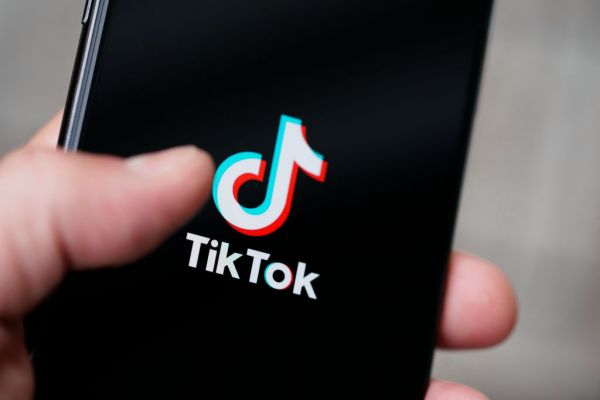 TikTok lanza una función Green Screen Duet, prueba feeds dedicados de ‘Temas’
