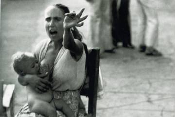 La gitana amenaçant Carlos Pérez Siquier al barri de la Chanca, a Almeria, el 1960.