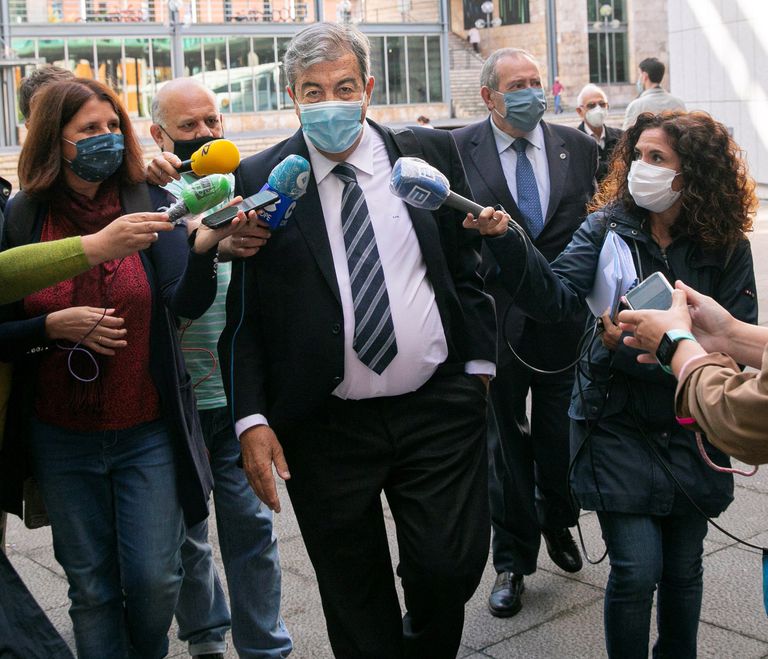 Francisco Álvarez-Cascos, a su llegada este miércoles a los juzgados de Oviedo para declarar como imputado.