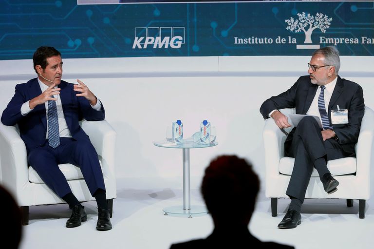 El presidente de CEOE, Antonio Garamendi (izquierda), y su homólogo del Instituto de la Empresa Familiar, Marc Puig, el 26 de octubre en Madrid.