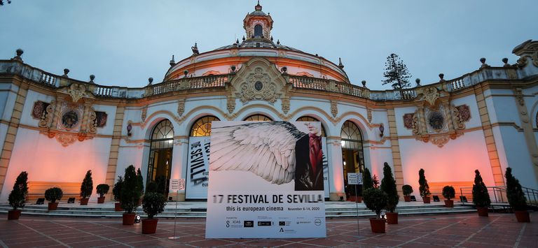 Vista del Teatro Lope de Vega, horas antes de que albergara el viernes la gala inaugural de la 17ª edición del Festival de Cine Europeo de Sevilla.