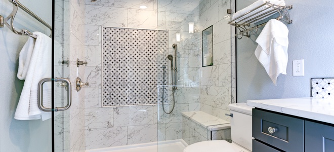 Limpieza del vidrio de la puerta de la ducha: eliminación de manchas de agua dura