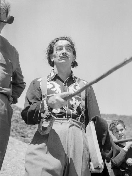 Salvador Dalí y Joan Figueras, camino de Portlligat a Cadaqués, en 1952.