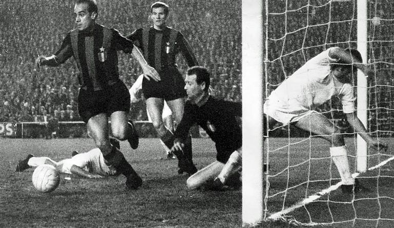Suárez rescata un balón del área chica, en presencia de Facchetti, Sarti y Pirri, en el Bernabéu.