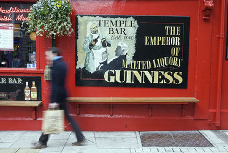 Un hombre pasa por delante del pub The Temple Bar, en Dublín, a mediados de octubre.