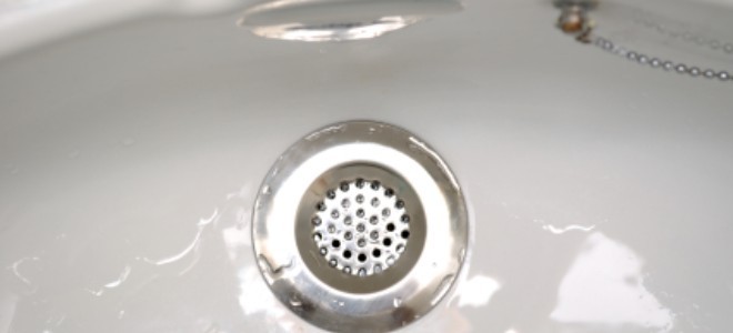 Mantener el desagüe de la bañera sin obstrucciones y limpio