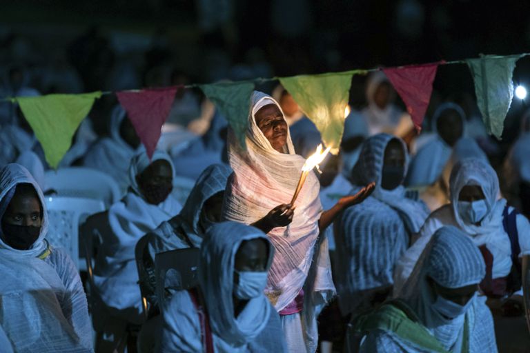 Cristianos ortodoxos etíopes encienden velas y rezan por la paz en la Catedral Medhane Alem de Addis Abeba este jueves 5 de noviembre.